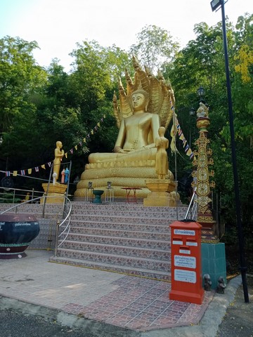Tham Luang Pha Wiang, temple avec une grande grotte proche du village de Wang Luang Lamphun